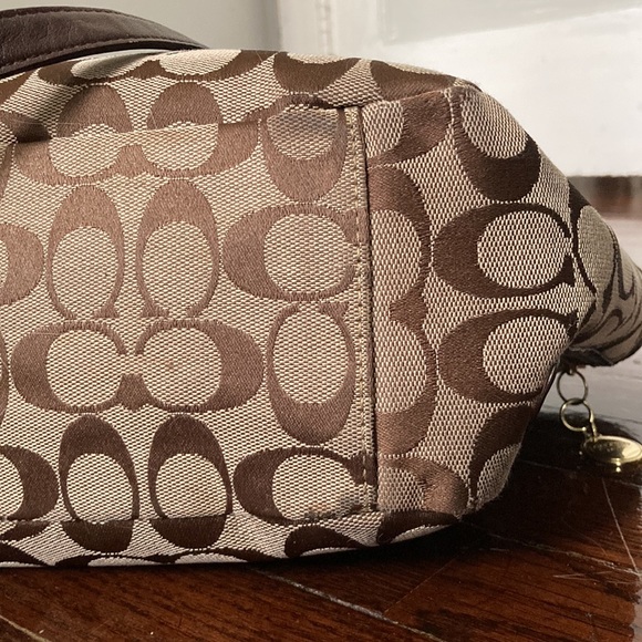 Signature Coach Print Shoulder Bag - Picture 9 of 16